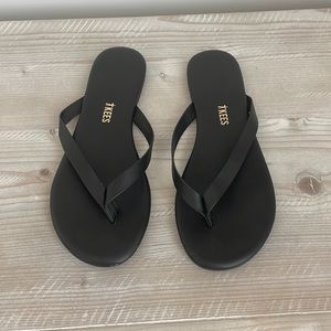 Black Wide Strap Tkees